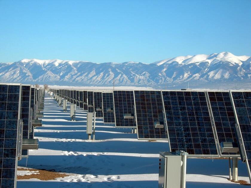 Zonnepanelen veld in de winter