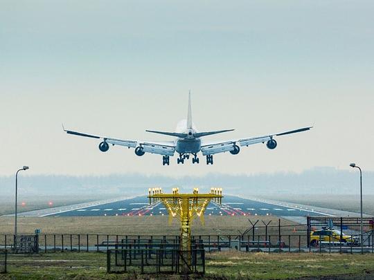  Zwanenburgbaan Schiphol na groot onderhoud deels weer in gebruik