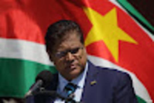 Minister Suriname voor de vlag van Suriname