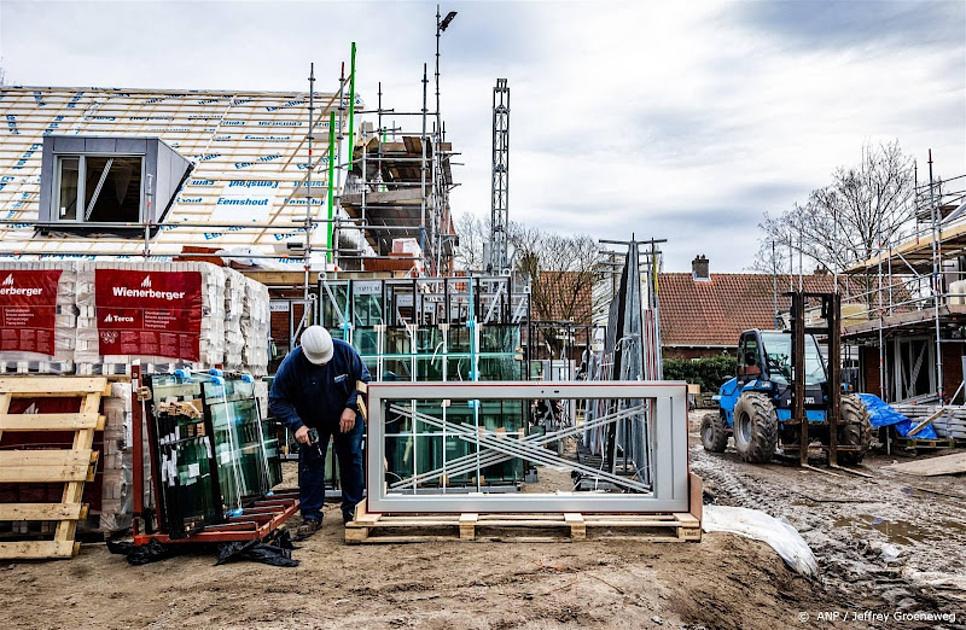 mensen aan het werk bij een nieuwbouwwoning