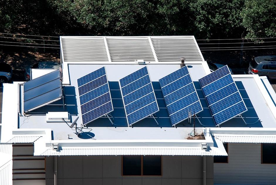Start-up krijgt 2,5 miljoen voor zonnepaneel op plat dak in Delft
