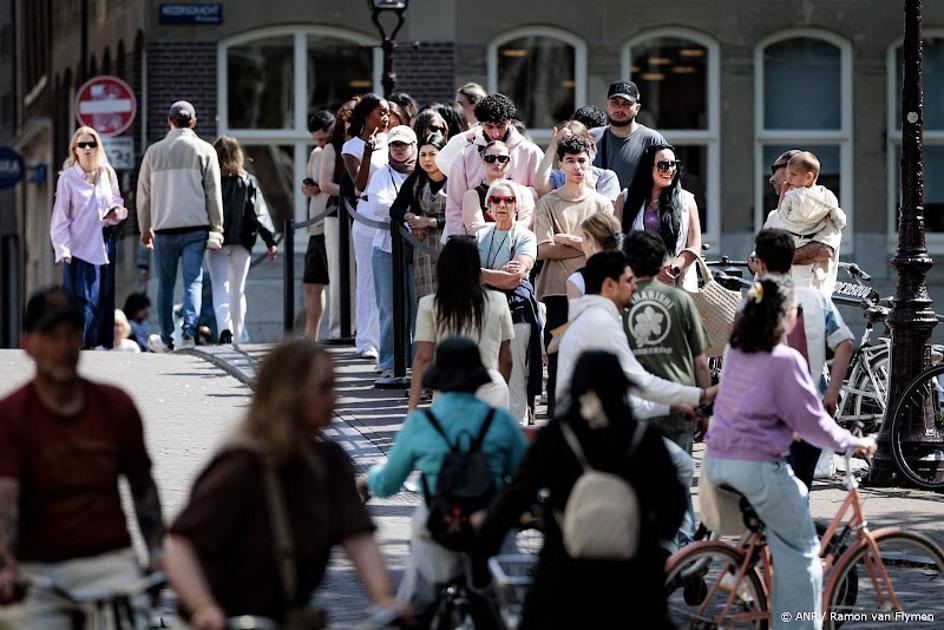 consumenten in de rij voor spullen