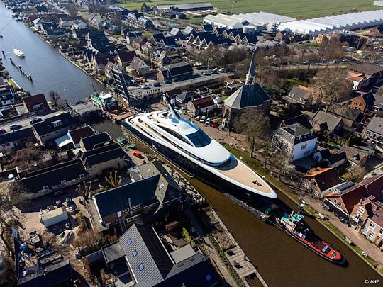een superjacht past net door het water