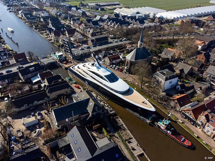 een superjacht past net door het water
