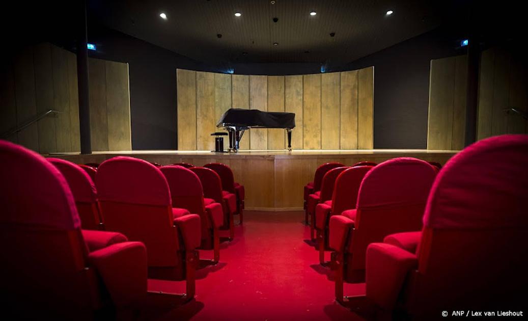 theater zaal met piano op podium