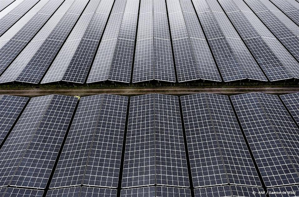 Veld met zonnepanelen