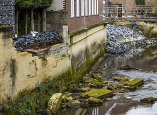 Kademuren in Valkenburg die door overstromingen zijn beschadigd worden hersteld