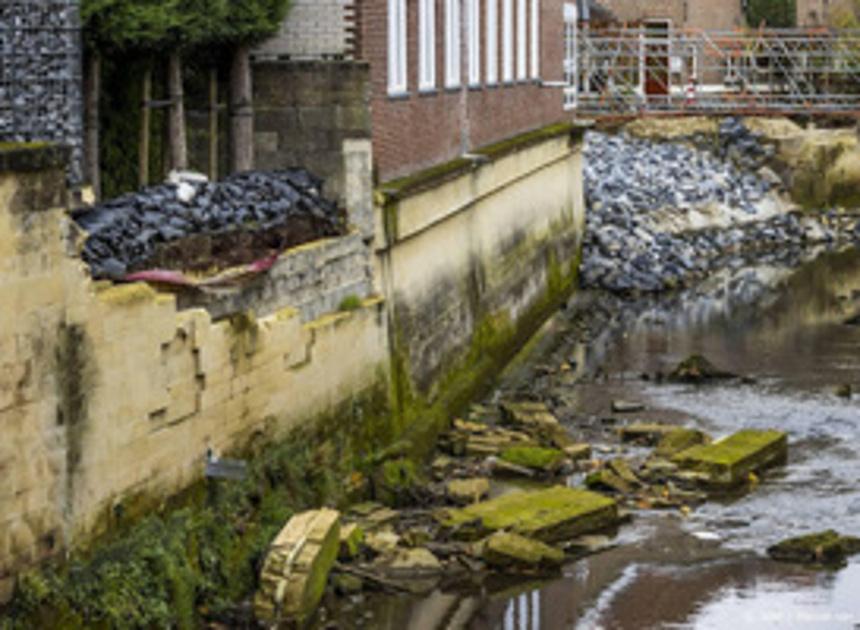 Kademuren in Valkenburg die door overstromingen zijn beschadigd worden hersteld