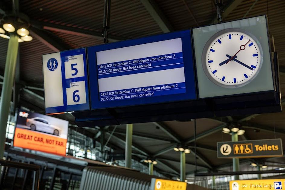 Treinverkeer rond Schiphol stil door brand, storing tot zeker 23.00 uur