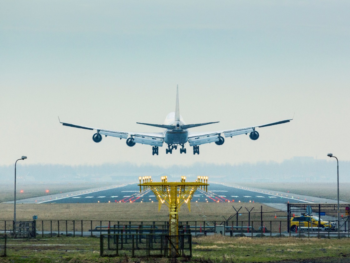 Zwanenburgbaan Schiphol na groot onderhoud deels weer in gebruik