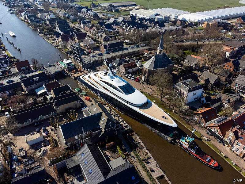 een superjacht past net door het water